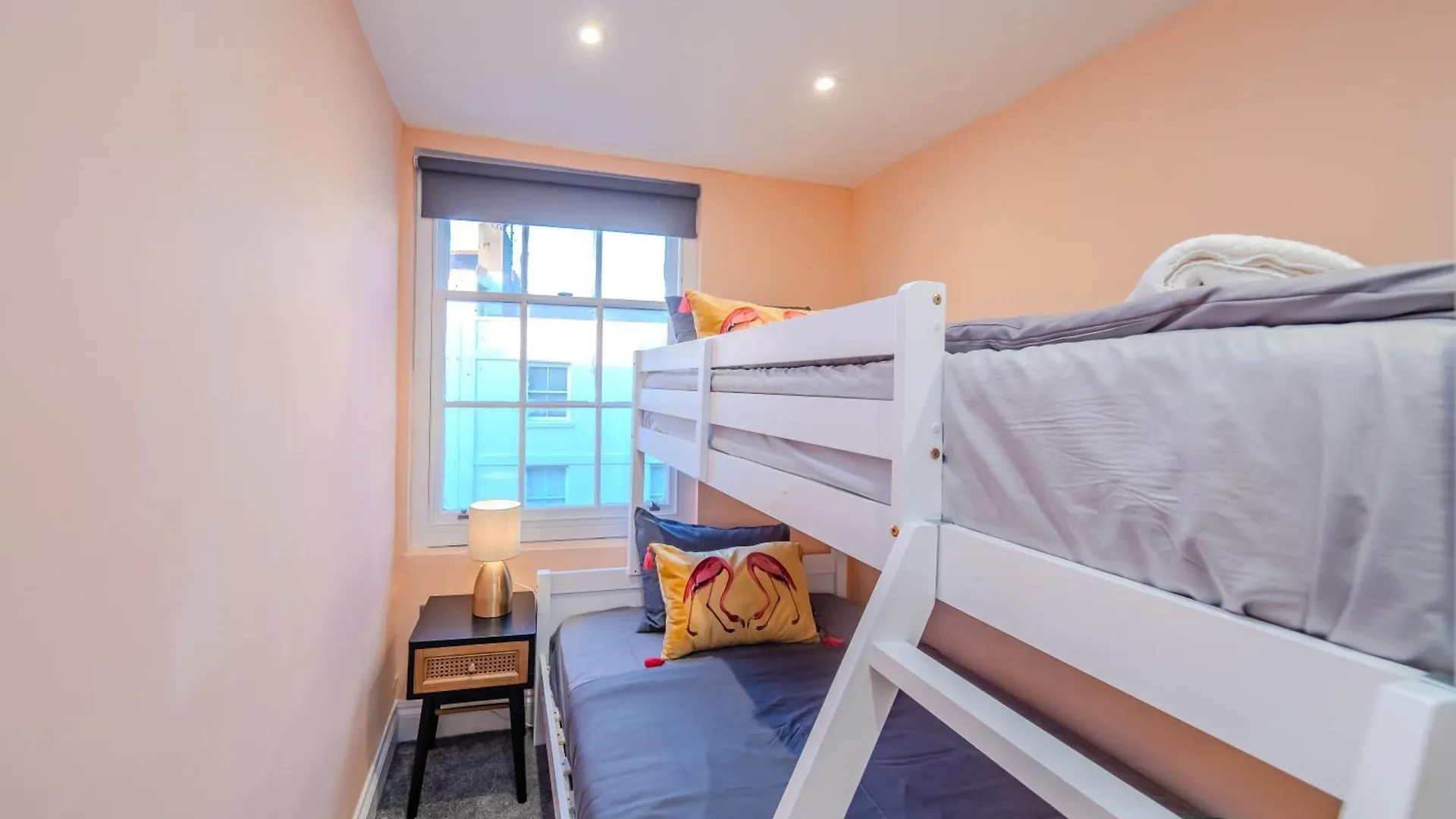 3 Bedrooms & 2 Bathroom Holiday Flat Right Next To Brighton Beach Apartment