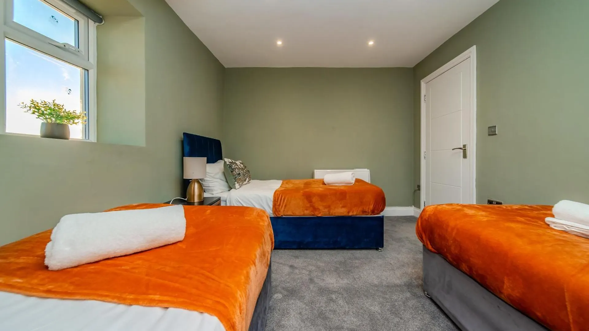 3 Bedrooms & 2 Bathroom Holiday Flat Right Next To Brighton Beach