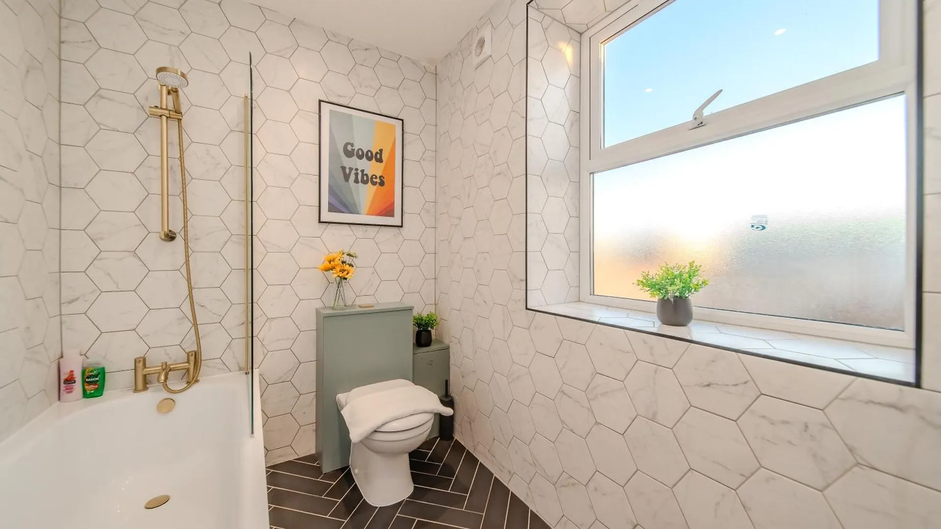 3 Bedrooms & 2 Bathroom Holiday Flat Right Next To Brighton Beach Apartment