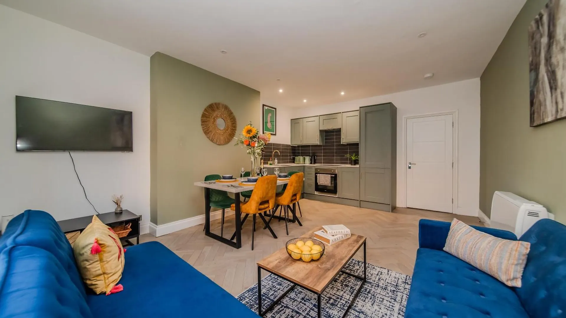 3 Bedrooms & 2 Bathroom Holiday Flat Right Next To Brighton Beach Apartment