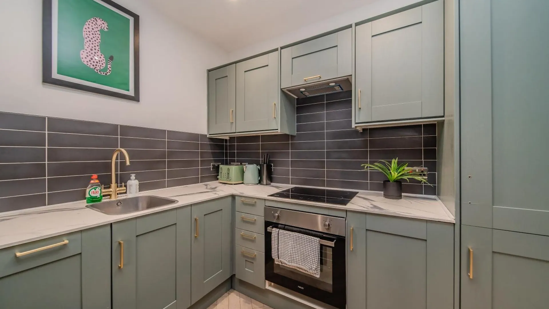 3 Bedrooms & 2 Bathroom Holiday Flat Right Next To Brighton Beach 0*,